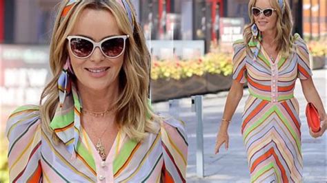 Amanda Holden suffers wardrobe malfunction as she flashes fans。